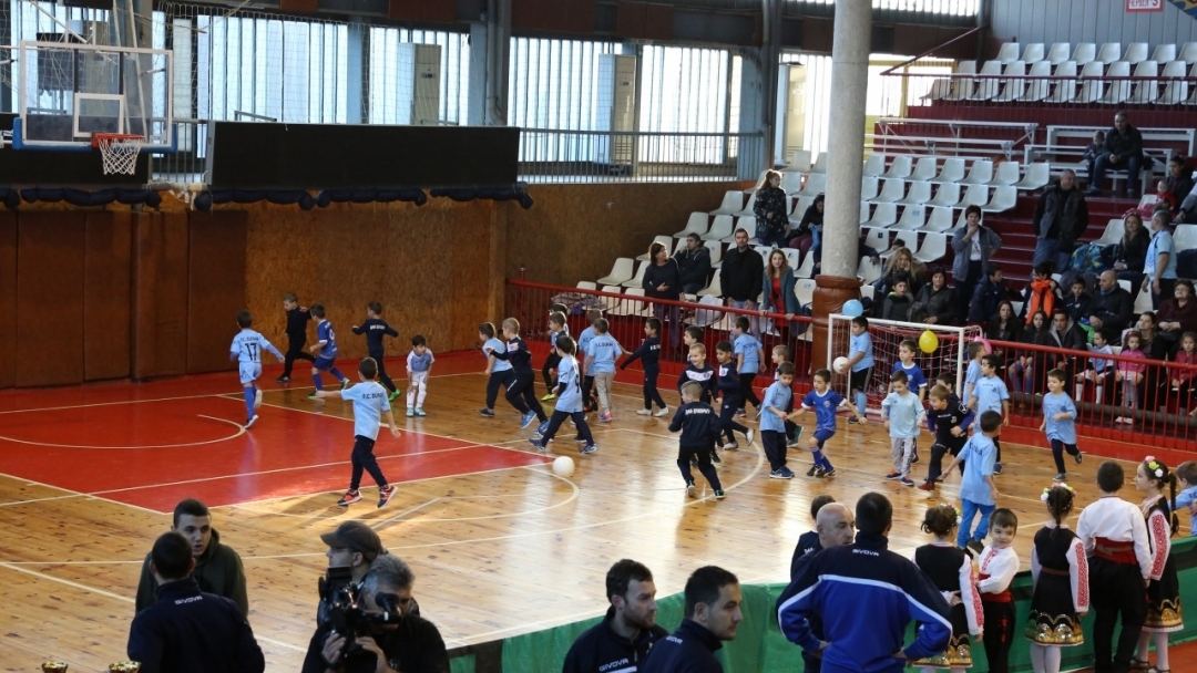 Близо 200 деца се включиха във футболен коледен турнир за купата на ДФК "Драконче"