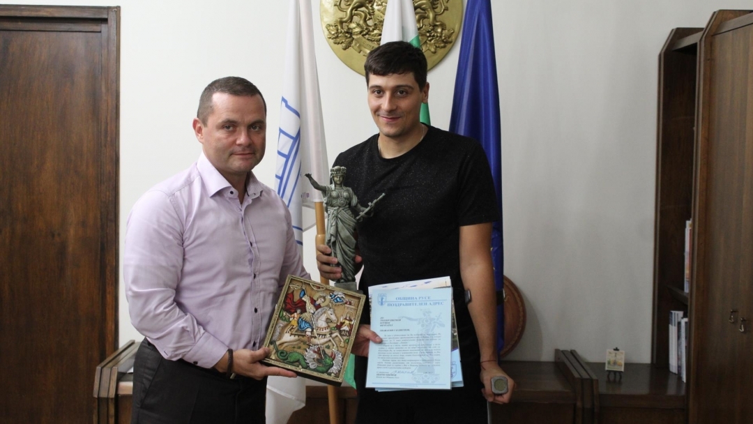 Mayor Pencho Milkov awarded Teodor Tsvetkov for his new swimming record