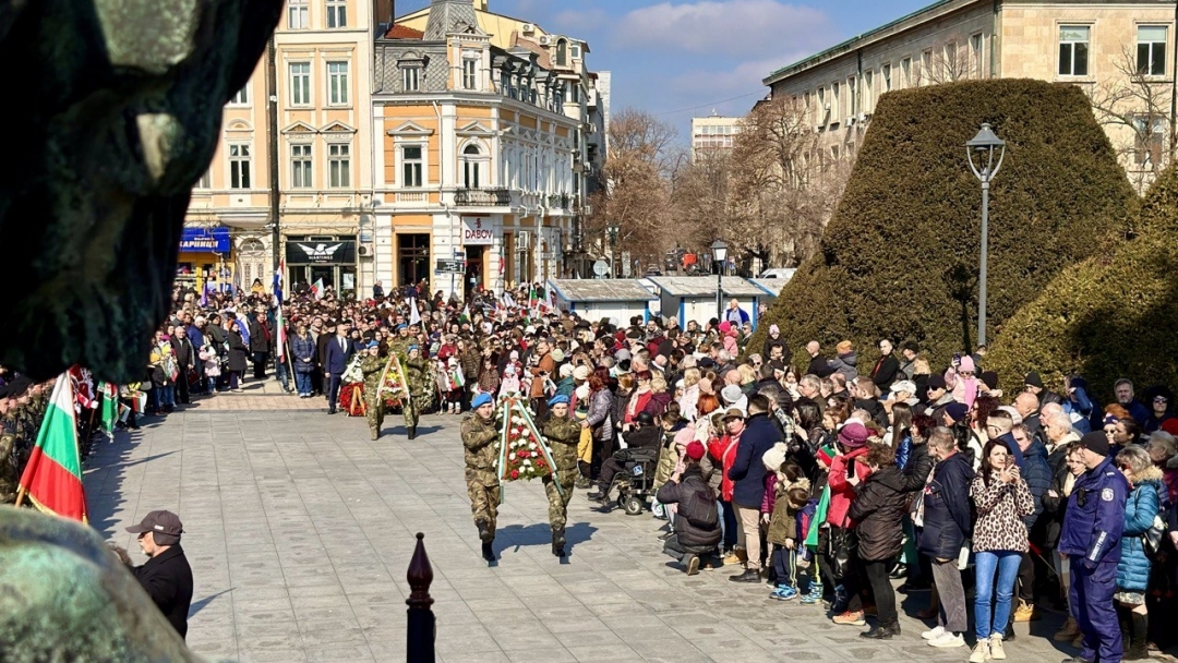 Русе отбеляза 3 март с тържествена церемония и шествие с 900-метров трибагреник