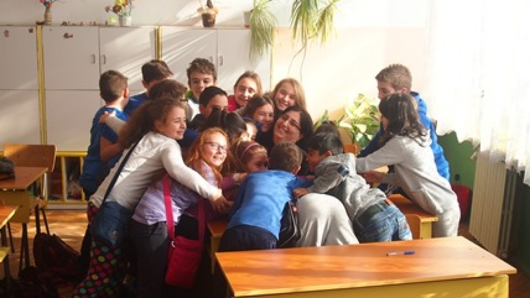 Клуб „Младежки парламент“ и деца от ОУ „Тома Кърджиев” отпразнуваха заедно Деня на прегръдката