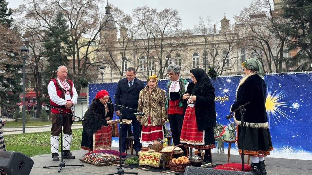  Кметът Пенчо Милков и коледарите благословиха Русе за здрава и успешна година