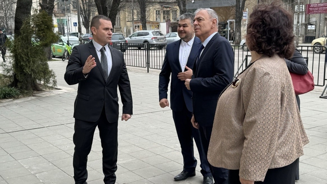 Ученици от ПГИУ „Елиас Канети“ представиха иновативни бизнес идеи пред министъра на образованието и кмета на Русе