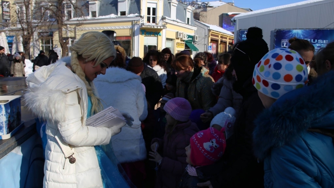 Работилничка на тема "Замръзналото кралство" и приказен герой от сняг събраха стотици в центъра на Русе