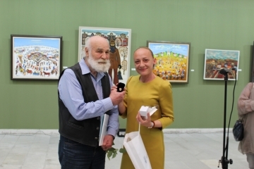 Заместник-кметът Наталия Кръстева връчи златна значка "Русе" на художника Ради Неделчев