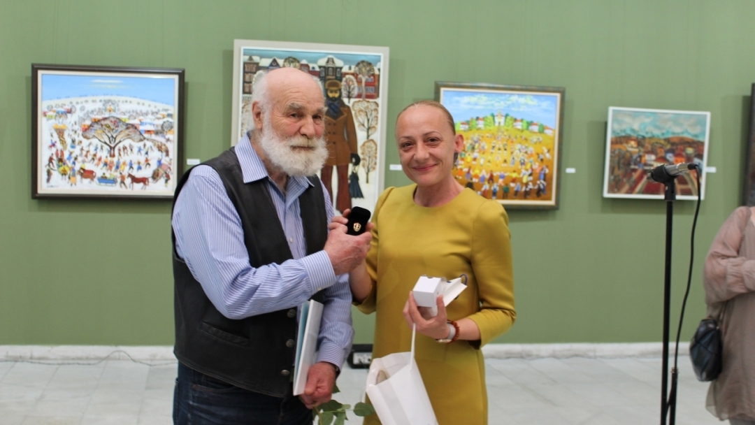 Заместник-кметът Наталия Кръстева връчи златна значка "Русе" на художника Ради Неделчев