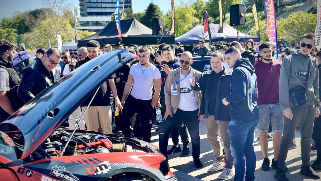 Кметът Пенчо Милков и „БМВ Тийм Русе“ дадоха начало на автомобилния сезон