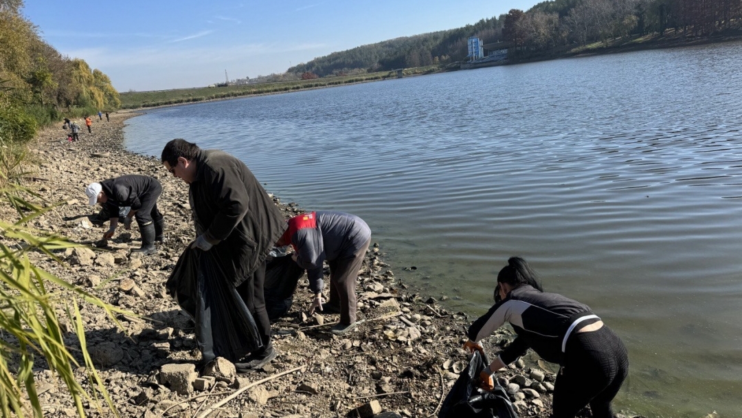 Десетки русенци се включиха в доброволческата акция за почистване на язовира в Николово