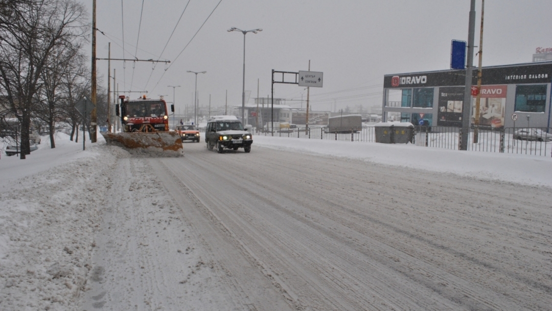 Продължава денонощното почистване на пътната мрежа в община Русе