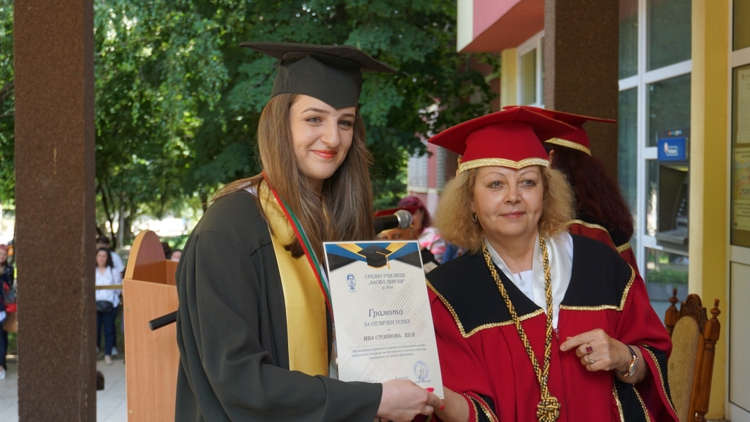 Зрелостниците от СУ „Васил Левски“ се дипломираха на официална церемония