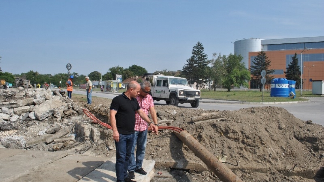 Кметът Пламен Стоилов и зам.-кметът Димитър Наков инспектираха ремонта на бул. „Тутракан“