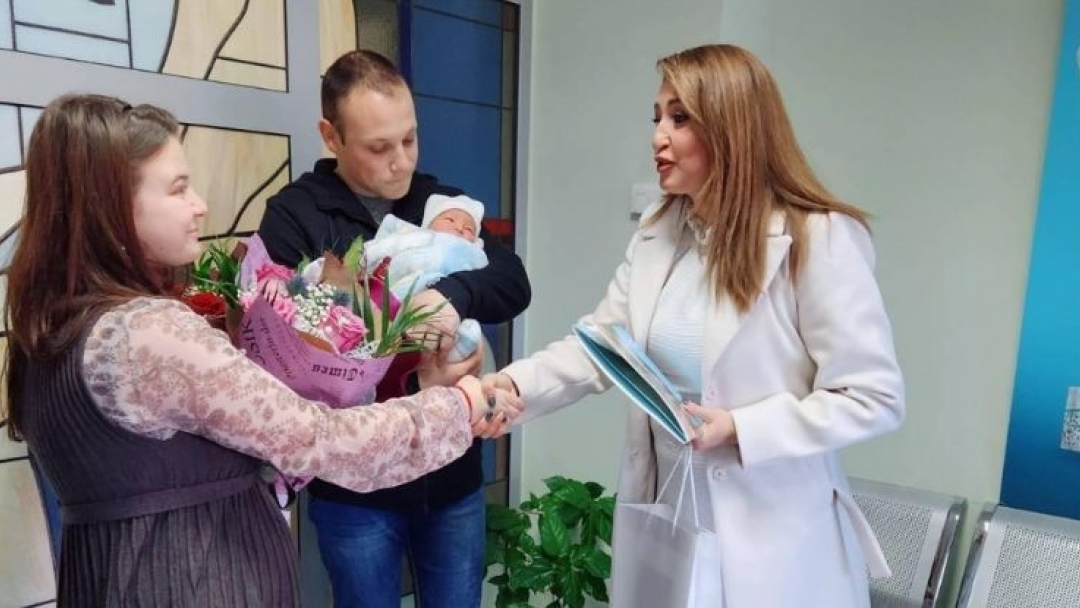 Deputy Mayor Zlatomira Stefanova fate the first baby born in Ruse in 2023