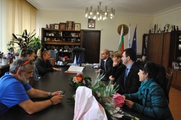 Почетна значка на Русе връчи на Хилда Казасян кметът Пламен Стоилов