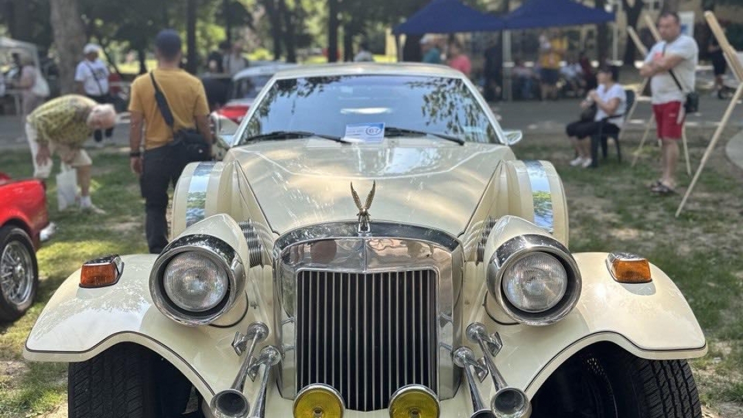 A Jaguar from 1972 won the audience award in the 10th edition of the Retro Parade in Ruse