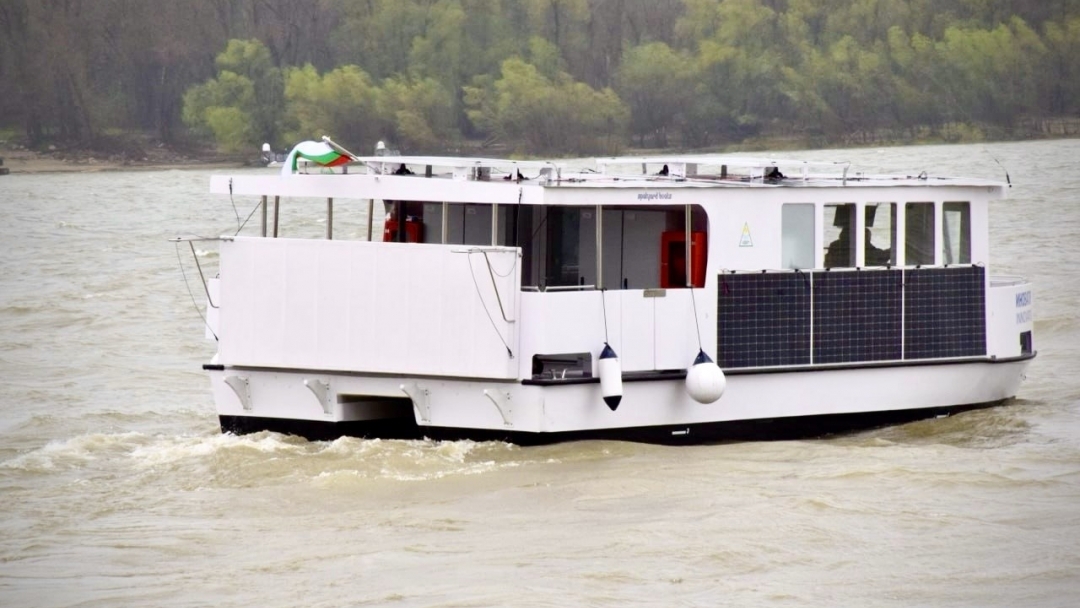 Нов екологичен катамаран „Иноватор“ бе официално осветен и кръстен в Русе