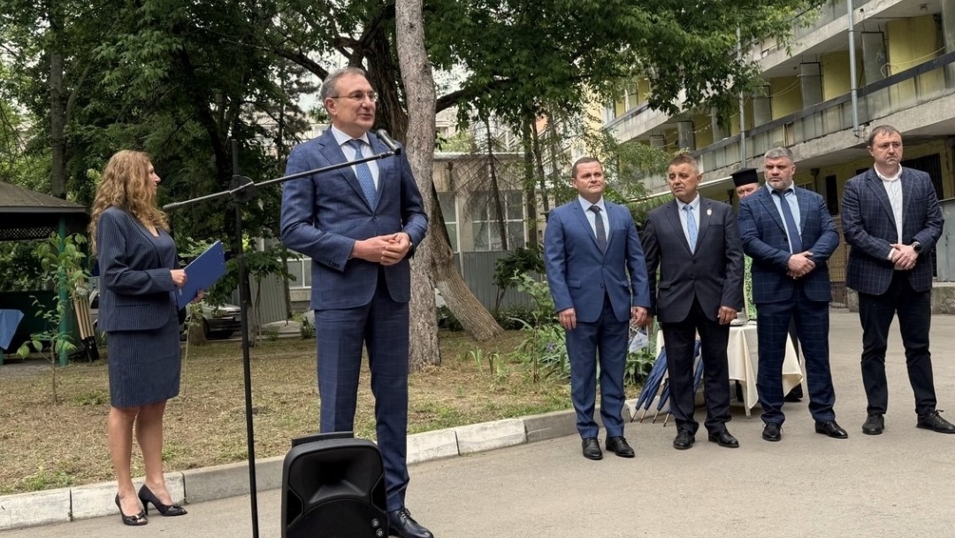 Mayor Milkov and Minister Gutsanov launched a 6.5 million leva renovation at the "Vazrazhdane" Home for the Elderly 