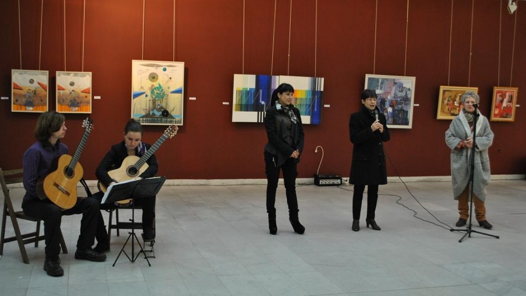 Tри дами с награди от изложбата-конкурс „Kамертон“ 