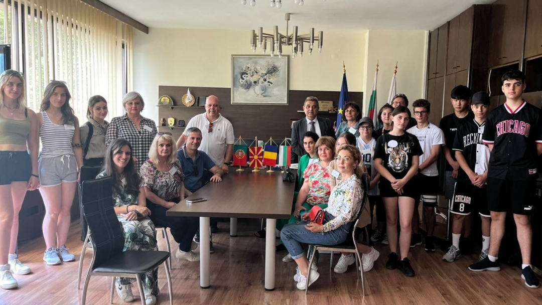 Преподаватели и ученици от три европейски държави посетиха Община Русе по програма „Еразъм+“