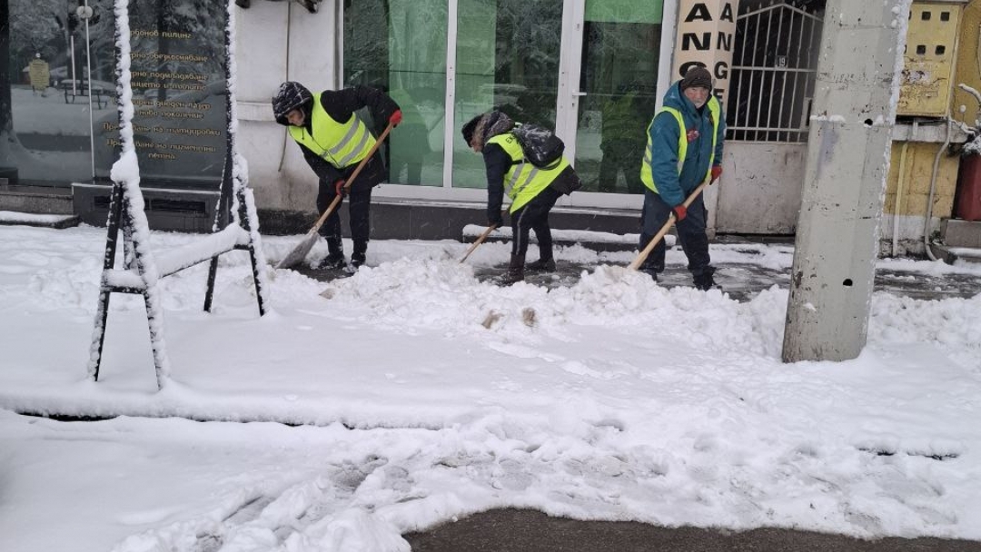 Продължава работата на снегопочистващите фирми по поддържане на проходимостта на пътната мрежа в община Русе