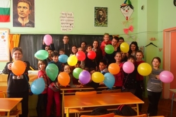 Клуб „Младежки парламент“ и деца от ОУ „Тома Кърджиев” отпразнуваха заедно Деня на прегръдката