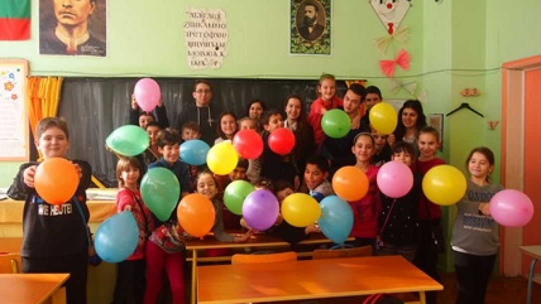 Клуб „Младежки парламент“ и деца от ОУ „Тома Кърджиев” отпразнуваха заедно Деня на прегръдката