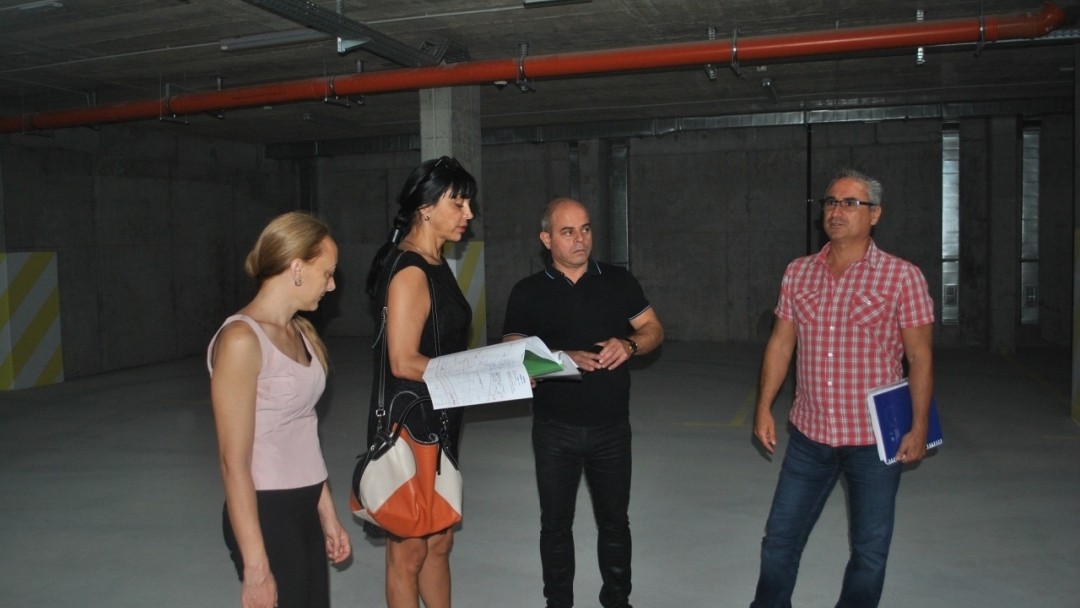 Кметът Пламен Стоилов инспектира новия паркинг под Доходно здание