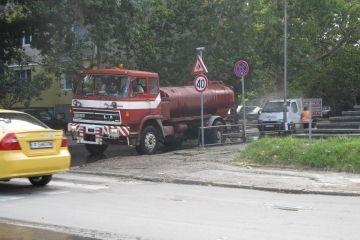 Есенно почистване и освежаване на пътната маркировка край училищата на прага на новата учебна година