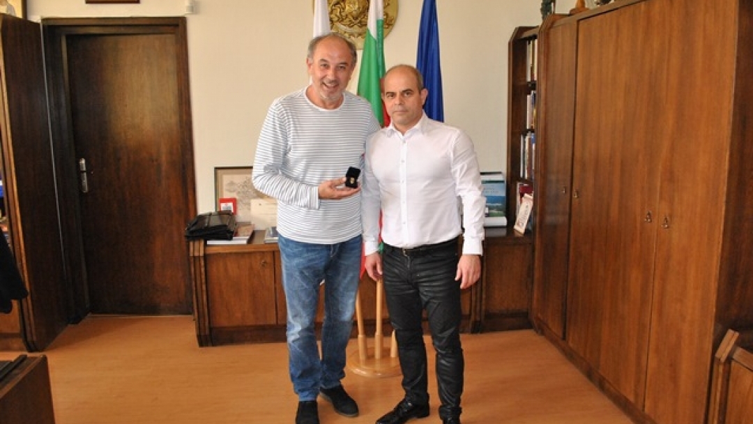 Кметът Пламен Стоилов връчи златна значка“Русе“ на актьора Николай Урумов