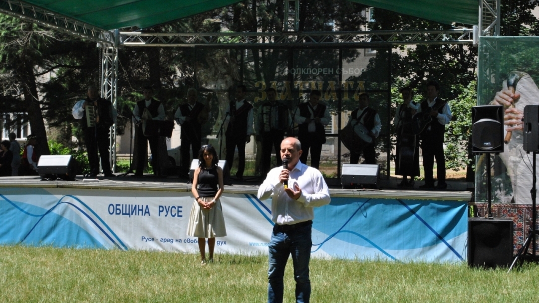 Кметът Пламен Стоилов приветства участниците във фолклорния събор „Златната гъдулка“