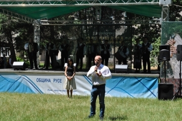 Кметът Пламен Стоилов приветства участниците във фолклорния събор „Златната гъдулка“