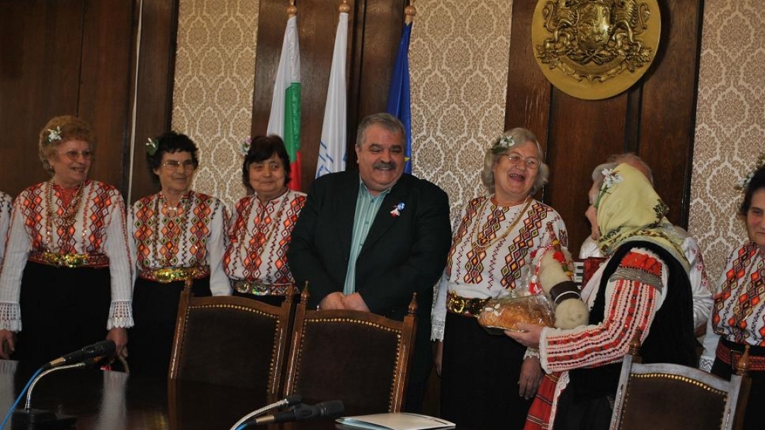 Ученици и пенсионери закичиха с мартеници кметския екип и служители на общината