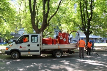 С нова машина за запълване на фуги работи "Комунални дейности"