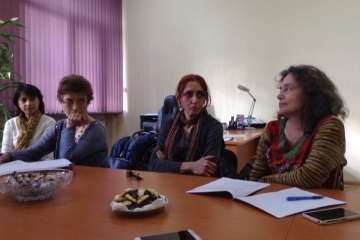 Ученици и учители в подготовка на Ден на народната носия