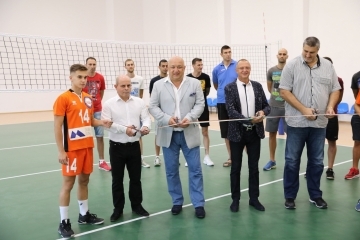 Министърът на младежта и спорта Красен Кралев и кметът на Община Русе Пламен Стоилов откриха обновената волейболна зала 
