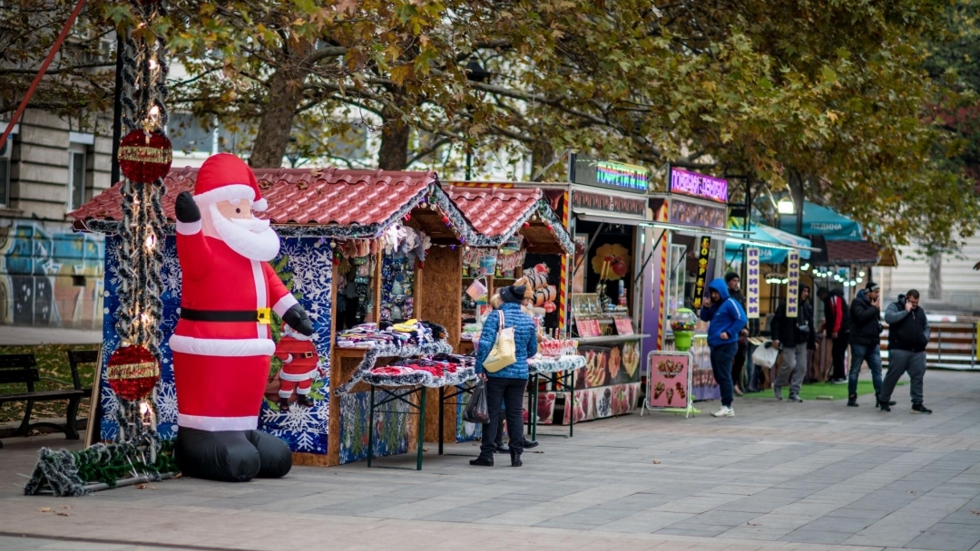 Леденият парк в Русе отваря утре с нови атракции, повече къщички и Виенско колело