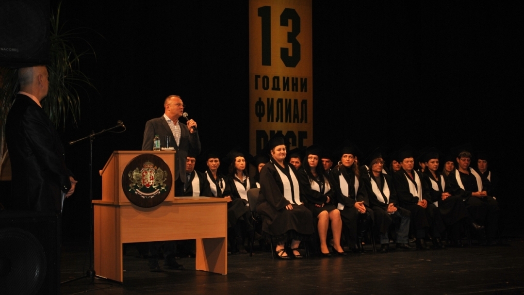 215 получиха дипломи за висше образование
