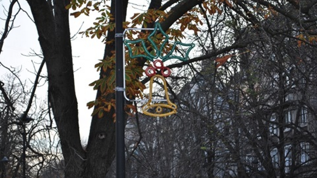 Триметров Дядо Коледа с шейна и елени ще радва русенци на площада