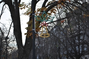 Триметров Дядо Коледа с шейна и елени ще радва русенци на площада