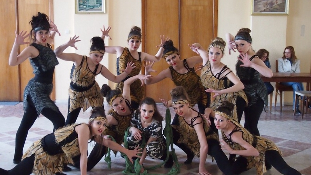 Танцово студио „Импулс“ и танцова група „Capstars” към Общински младежки дом обраха наградите на Шестото издание  на танцовият конкурс „Flashdance” в град Каракал, Ръмъния