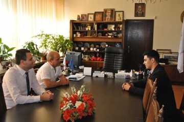 Кметът Пламен Стоилов пожела успех на Симеон Стефанов по време на Световния турнир на младите физици