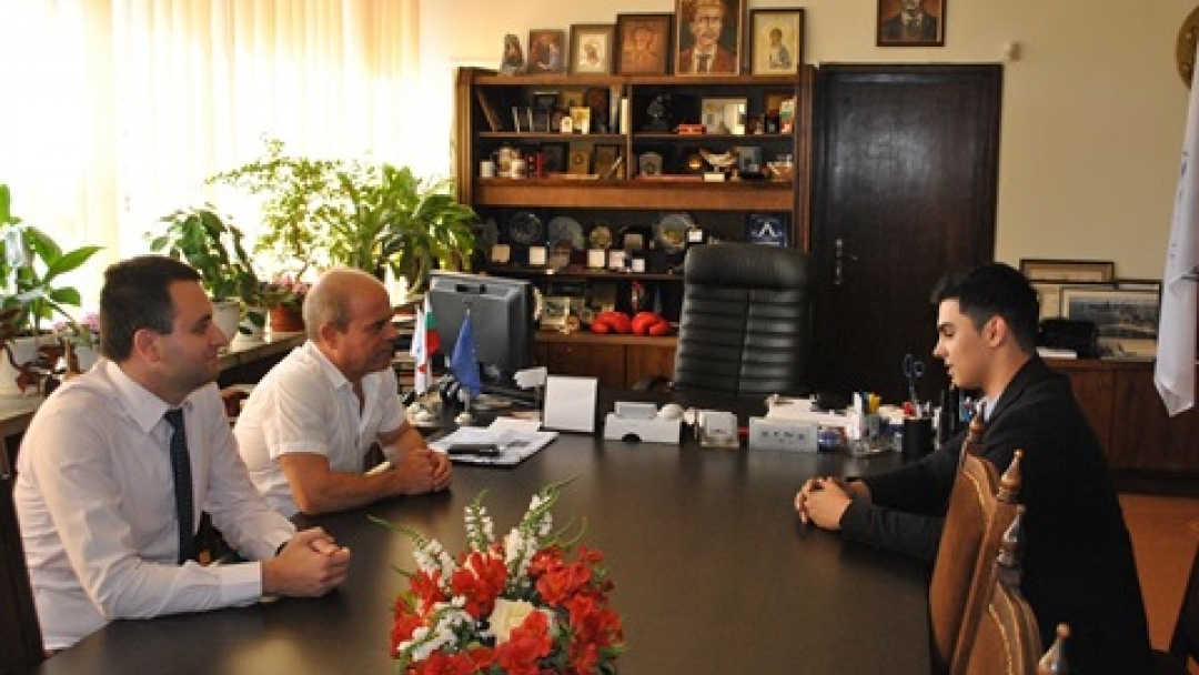 Кметът Пламен Стоилов пожела успех на Симеон Стефанов по време на Световния турнир на младите физици