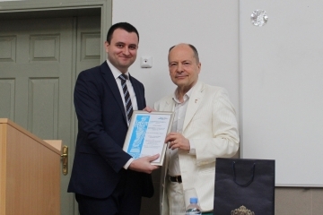 Зам.-кметът д-р Страхил Карапчански поздрави проф. д-р Цекомир Воденичаров на представянето на книгата 