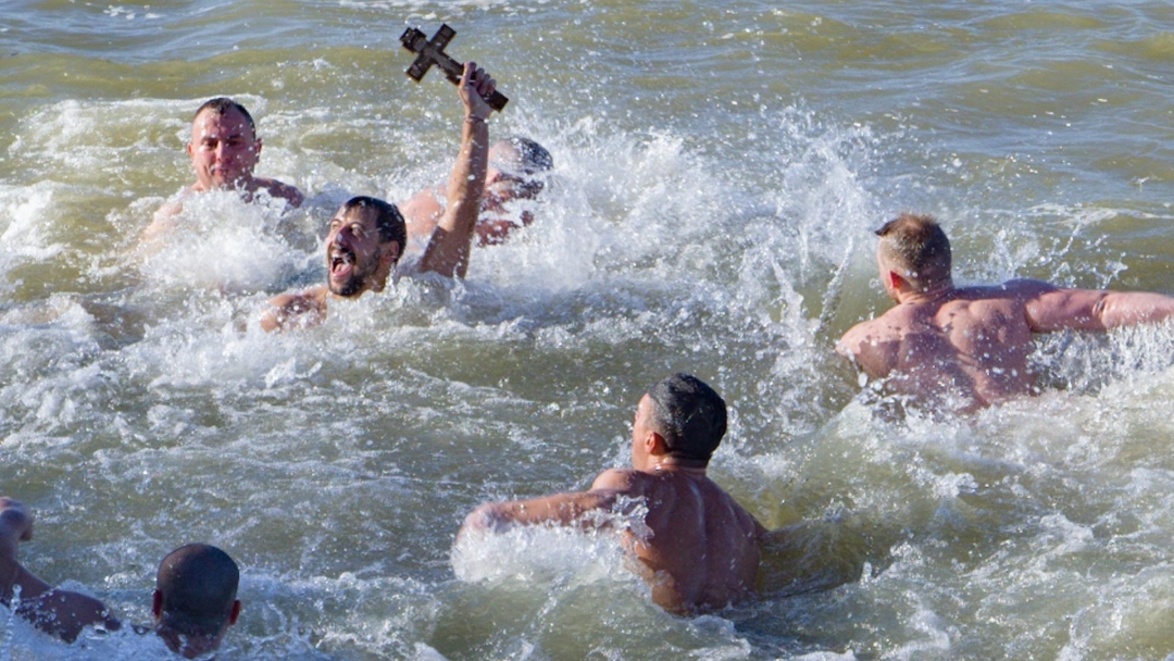 С традиционния водосвет и хвърляне на кръста във водите на Дунава русенци ще посрещнат Богоявление