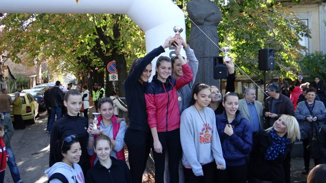 Над 220 деца и младежи мериха сили на традиционния крос „Баба Тонка”