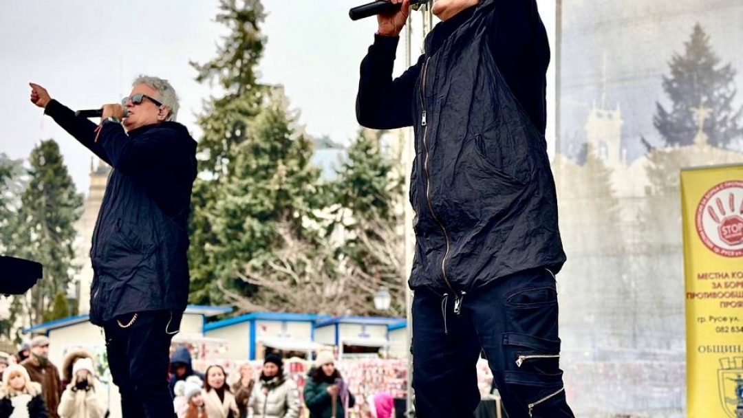 Стотици русенци пяха заедно с Братя Аргирови по време на концерта „Не на насилието, да на доброто!“ 