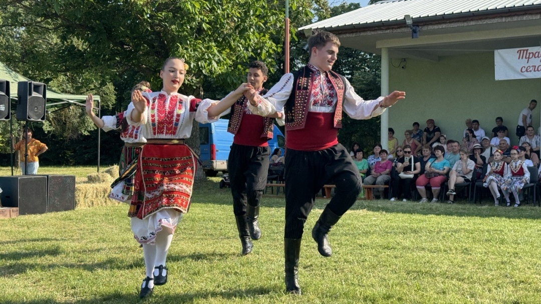 Съборът в Червена вода обедини местната общност и любители на българския фолклор