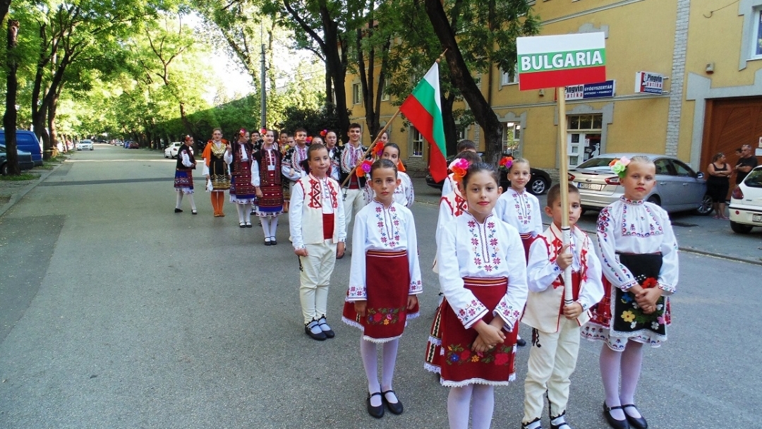 Фолклорна танцова студия "Зора" се завърна от Международен фестивал в Унгария