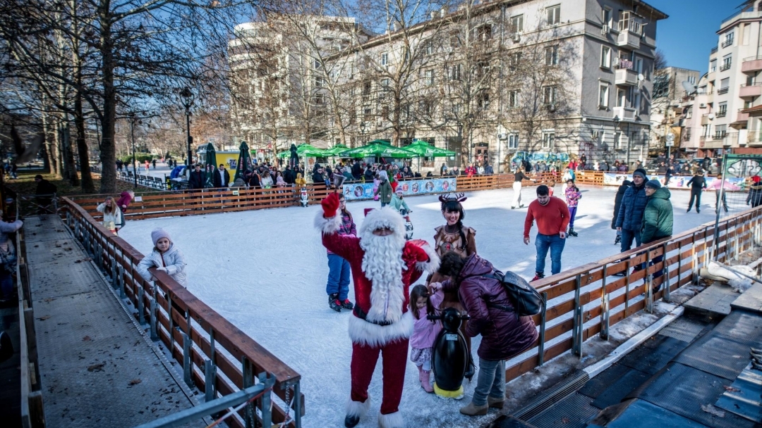 Леденият парк в Русе отваря утре с нови атракции, повече къщички и Виенско колело