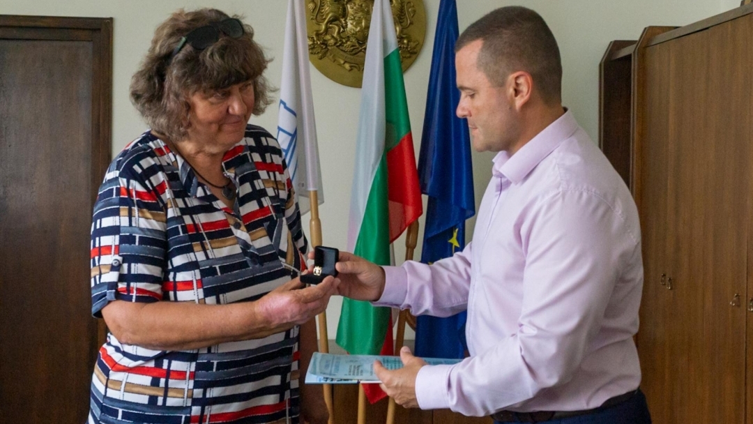 Mayor Pencho Milkov awarded a gold badge to European Gliding Champion Tatiana Obretenova