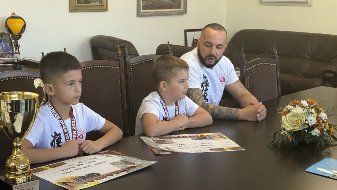 Mayor Pencho Milkov awarded the young karatekas from the "Bushin" Sports Club for their triumph in Bucharest