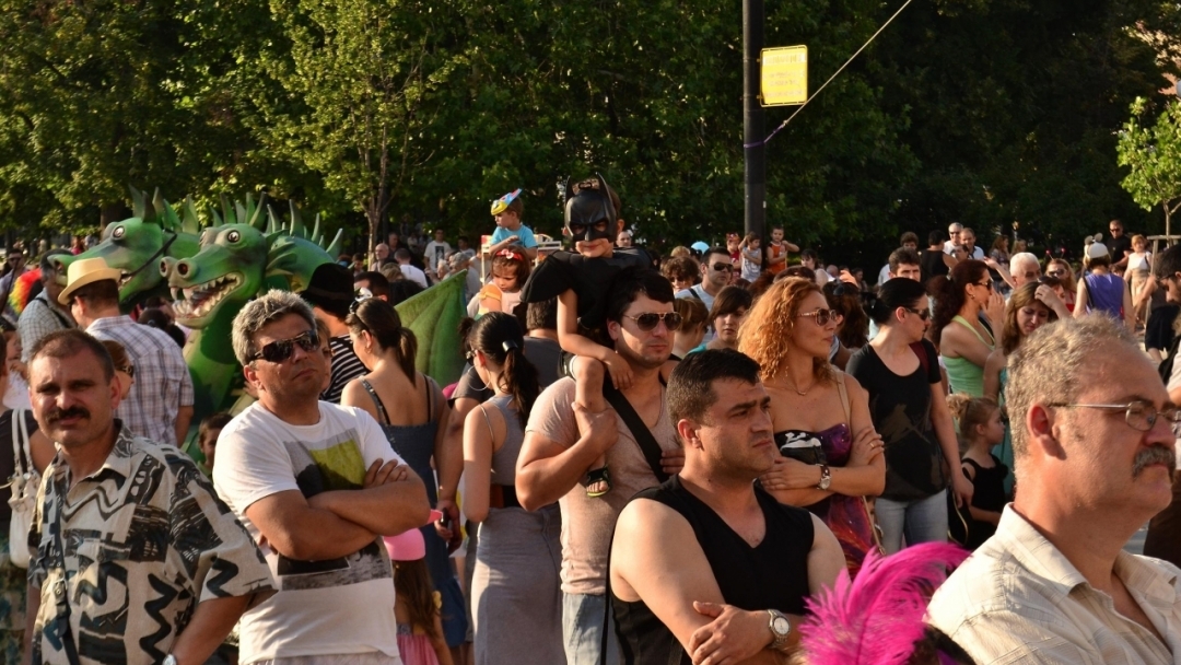 Цветен карнавал завладя центъра на Русе снощи